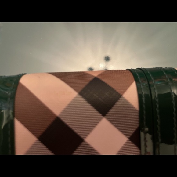 100% Authentic Burberry Nova Check Large Wallet with Green Patent leather. - Picture 6 of 6